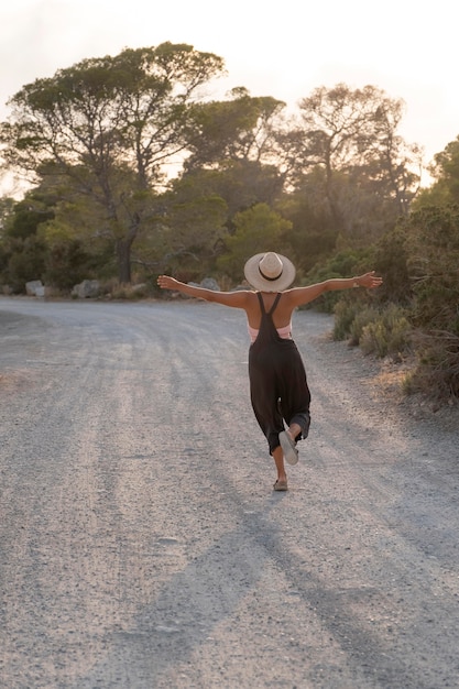 Foto gratuita giovane adulto che viaggia nel suo furgone