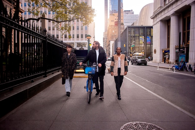 자전거를 사용하여 도시를 여행하는 젊은 성인