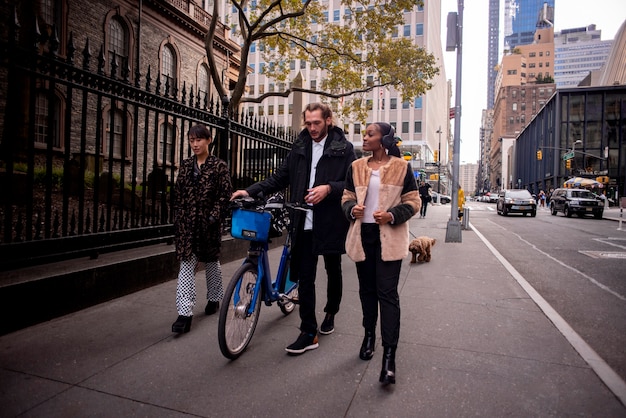 자전거를 사용하여 도시를 여행하는 젊은 성인