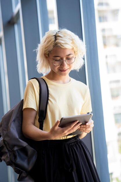 Giovane adulto che usa il suo tablet digitale