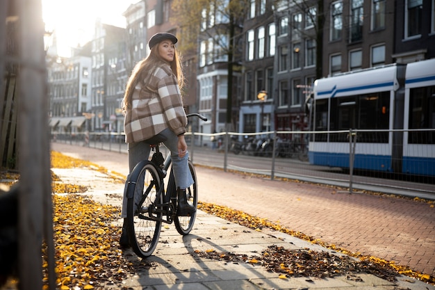 Foto gratuita giovani adulti che utilizzano la mobilità sostenibile