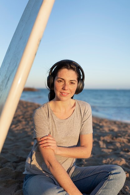 Young adult wearing blank shirt