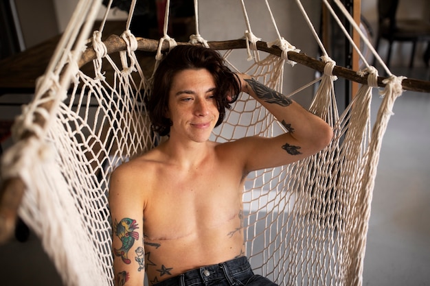 Бесплатное фото Молодой человек с трансгендерным шрамом
