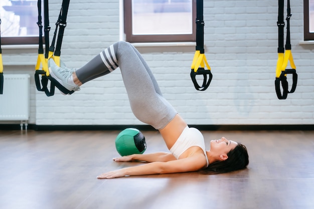 Giovane donna adulta che fa le esercitazioni in ginnastica