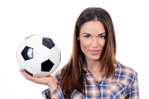Молодая взрослая женщина с мячом на белом фоне