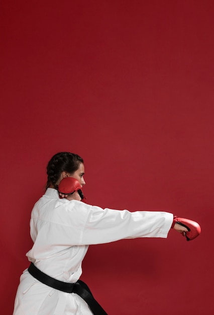 Молодая взрослая женщина с тренировкой каратэ