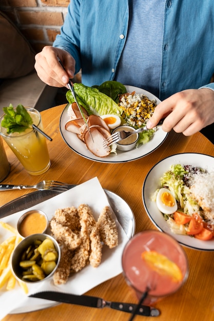 Foto gratuita giovani adulti che si godono il cibo