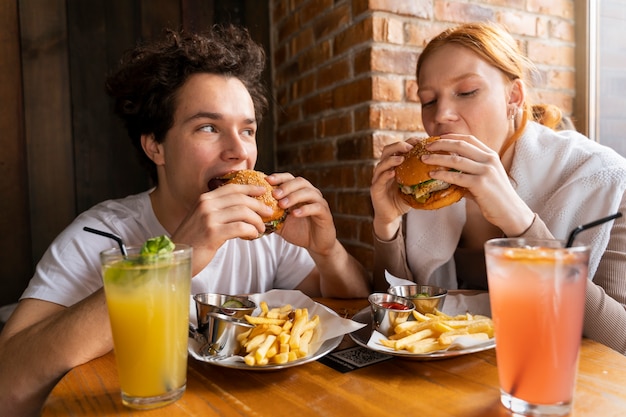 Free photo young adults enjoying food