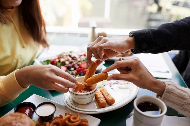 Free photo young adults enjoying food