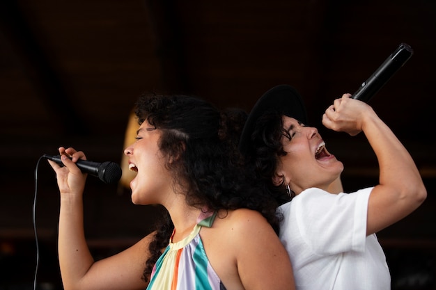 Бесплатное фото Молодые люди веселятся у открытого микрофона