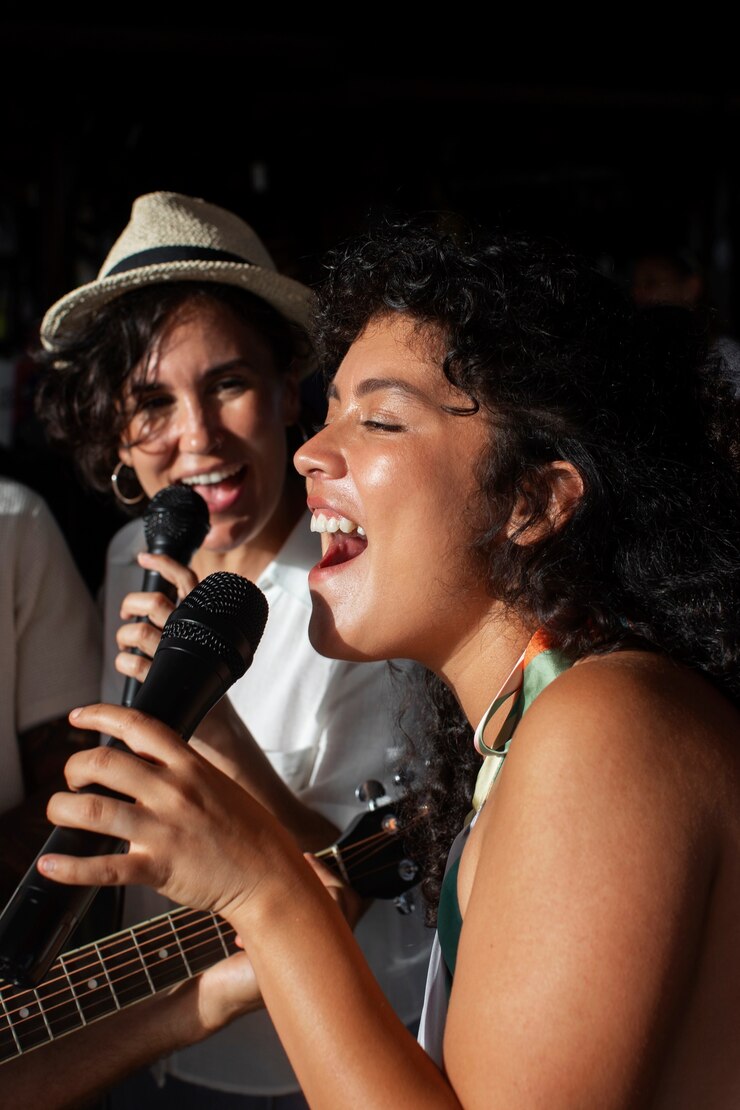 Free Photo young adults having fun at open mic