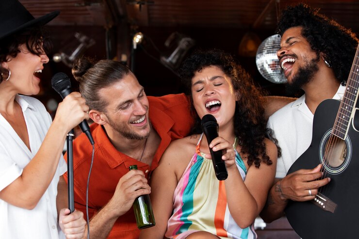 Free Photo young adults having fun at open mic