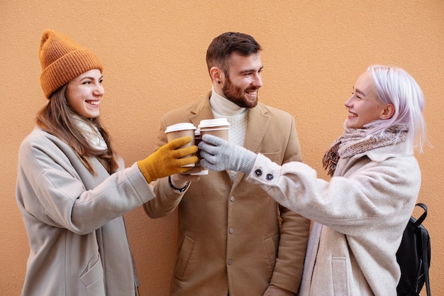 Foto gratuita giovani adulti che si divertono insieme