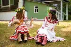 Бесплатное фото Молодые люди веселятся во время народных танцев