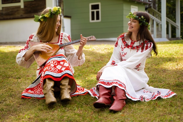 Бесплатное фото Молодые люди веселятся во время народных танцев