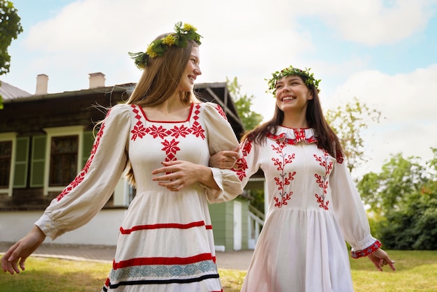 Бесплатное фото Молодые люди веселятся во время народных танцев