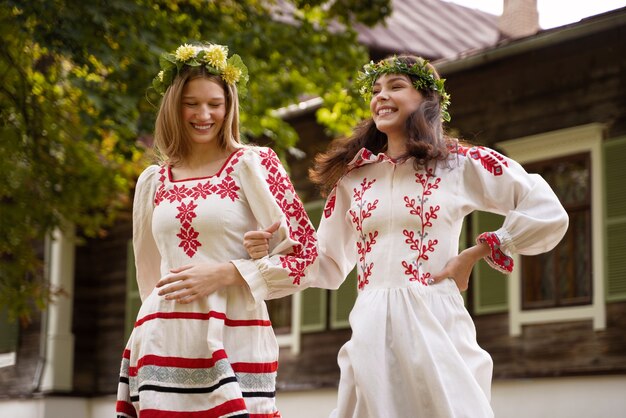 Молодые люди веселятся во время народных танцев