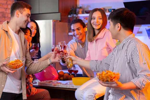 Foto gratuita giovani adulti che fanno festa a casa