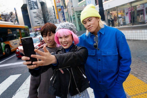 Молодые люди на улицах Токио