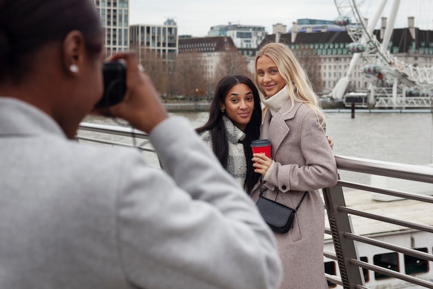 ロンドンを旅行する若い大人