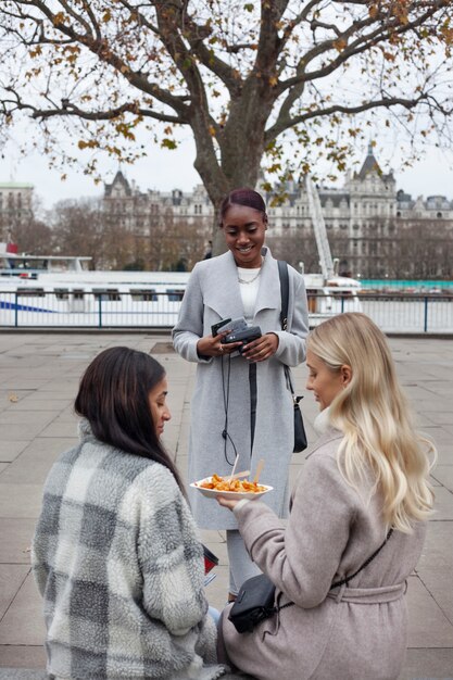 ロンドンを旅行する若い大人