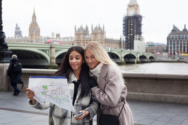 ロンドンを旅行する若い大人