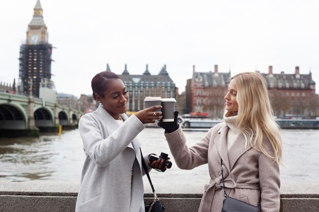 ロンドンを旅行する若い大人