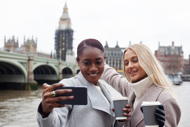 ロンドンを旅行する若い大人