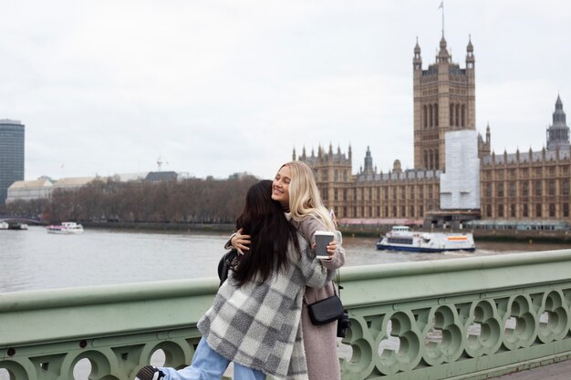 ロンドンを旅行する若い大人