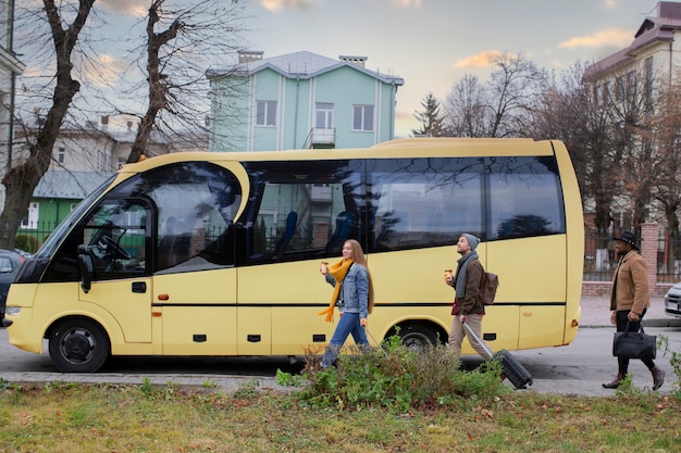 Бесплатное фото Молодые люди, путешествующие зимой