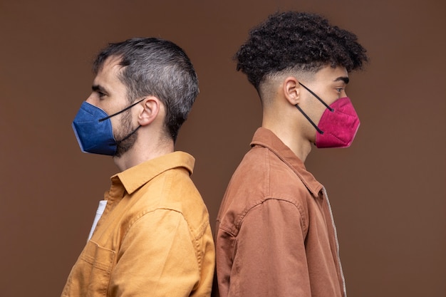 Foto gratuita giovani adulti che indossano una maschera facciale