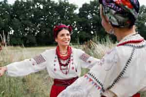 Foto gratuita giovani adulti che indossano costumi di danza popolare