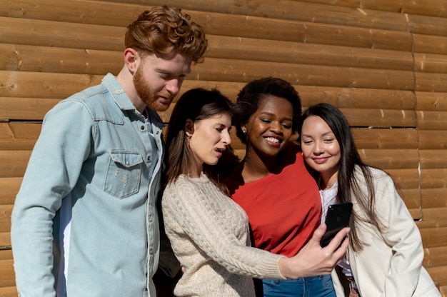 Foto gratuita giovani adulti con dipendenza dai social media