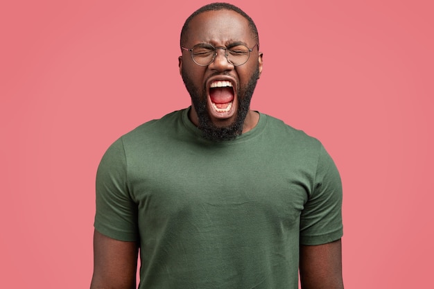 Free photo young african-american man in casual t-shirt