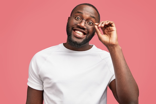 Free photo young african-american man in casual t-shirt