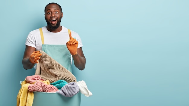 Free photo young african american man doing laundry
