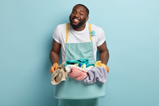 洗濯をしている若いアフリカ系アメリカ人の男