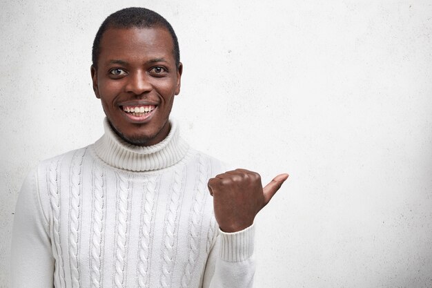 Молодой афро-американский мужчина в вязаном свитере