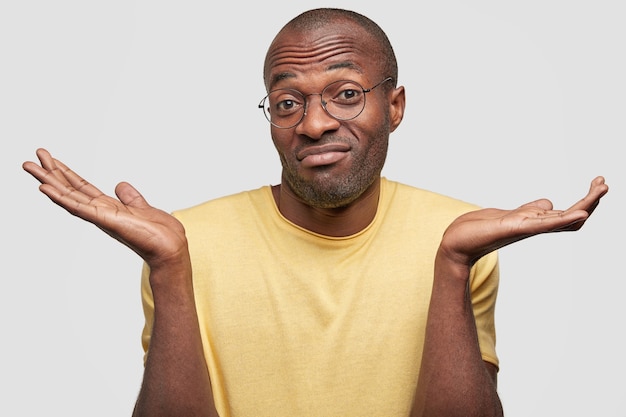 Free photo young african american man wearing yellow t-shirt