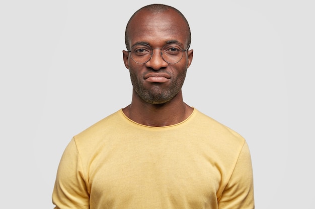 Free photo young african american man wearing yellow t-shirt