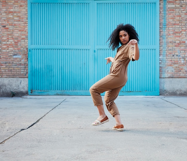 молодой афроамериканец женщина танцует