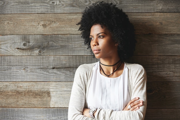 Giovane posa afro-americana della donna