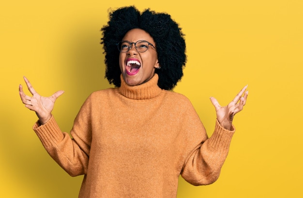 Free photo young african american woman wearing casual clothes crazy and mad shouting and yelling with aggressive expression and arms raised. frustration concept.