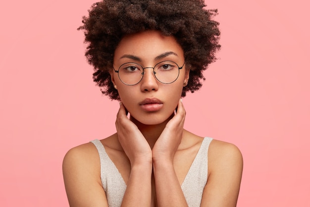 丸い眼鏡をかけている若いアフリカ系アメリカ人女性