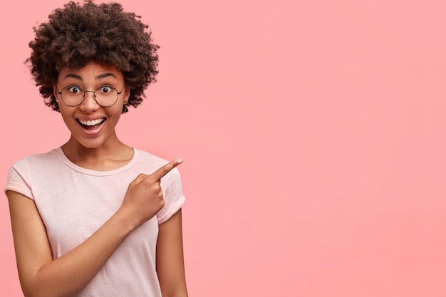 Foto gratuita giovane donna afro-americana che indossa occhiali rotondi