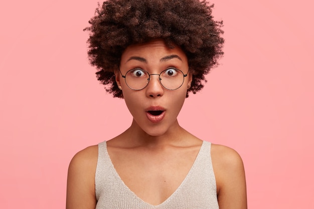 Молодая афро-американская женщина в круглых очках