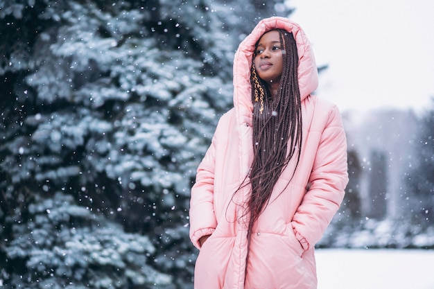 Giovane donna afroamericana in inverno fuori nel parco