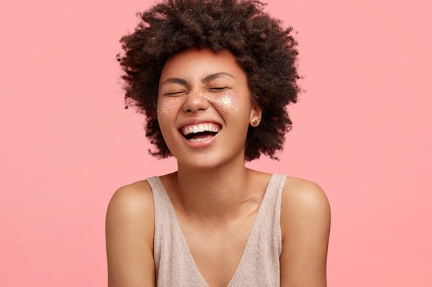 Foto gratuita giovane donna afro-americana con glitter sul viso