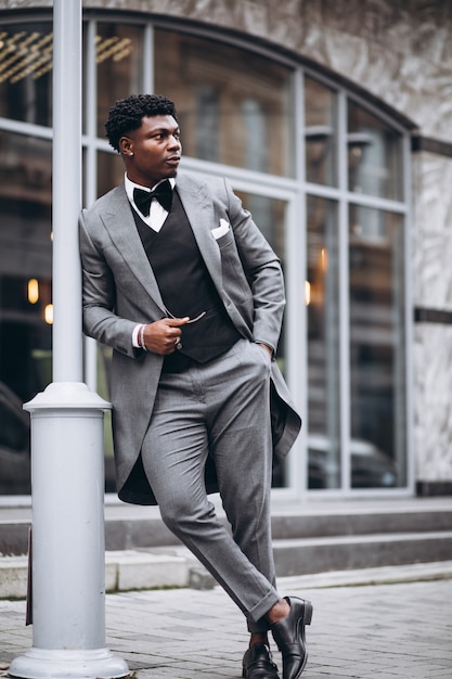 Молодой африканский бизнесмен в стильном костюме