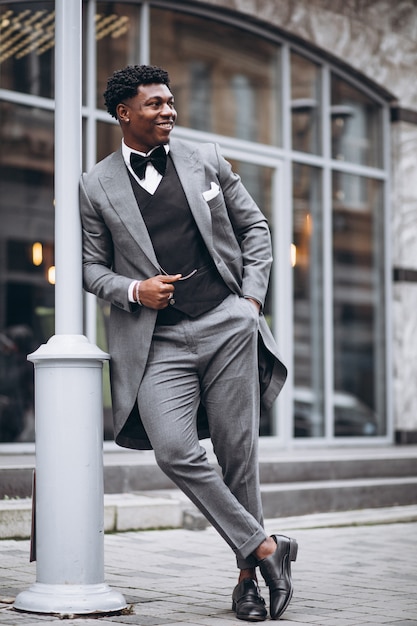 Молодой африканский бизнесмен в стильном костюме